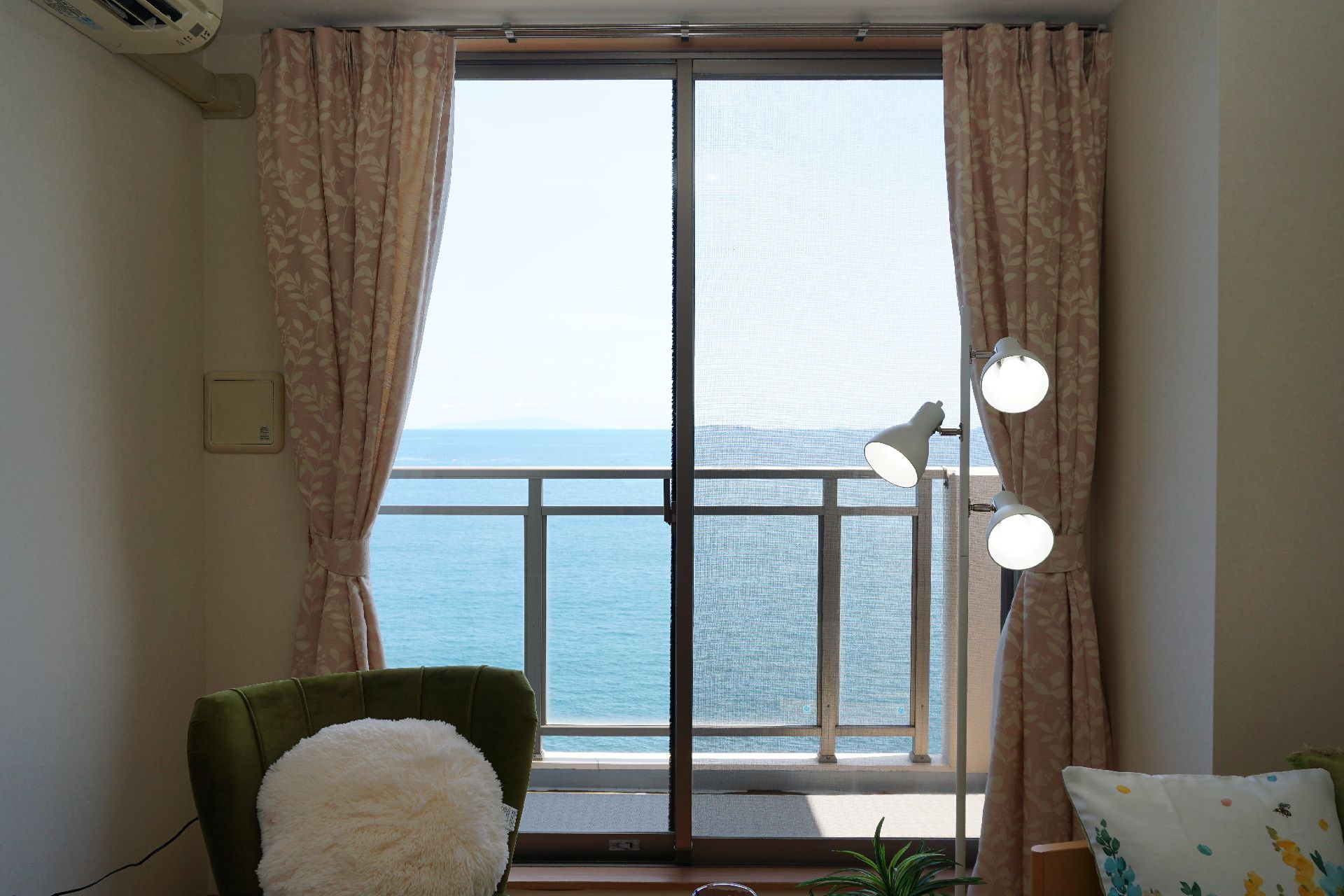 大きな窓から美しい海の風景を毎日眺めることができる居室