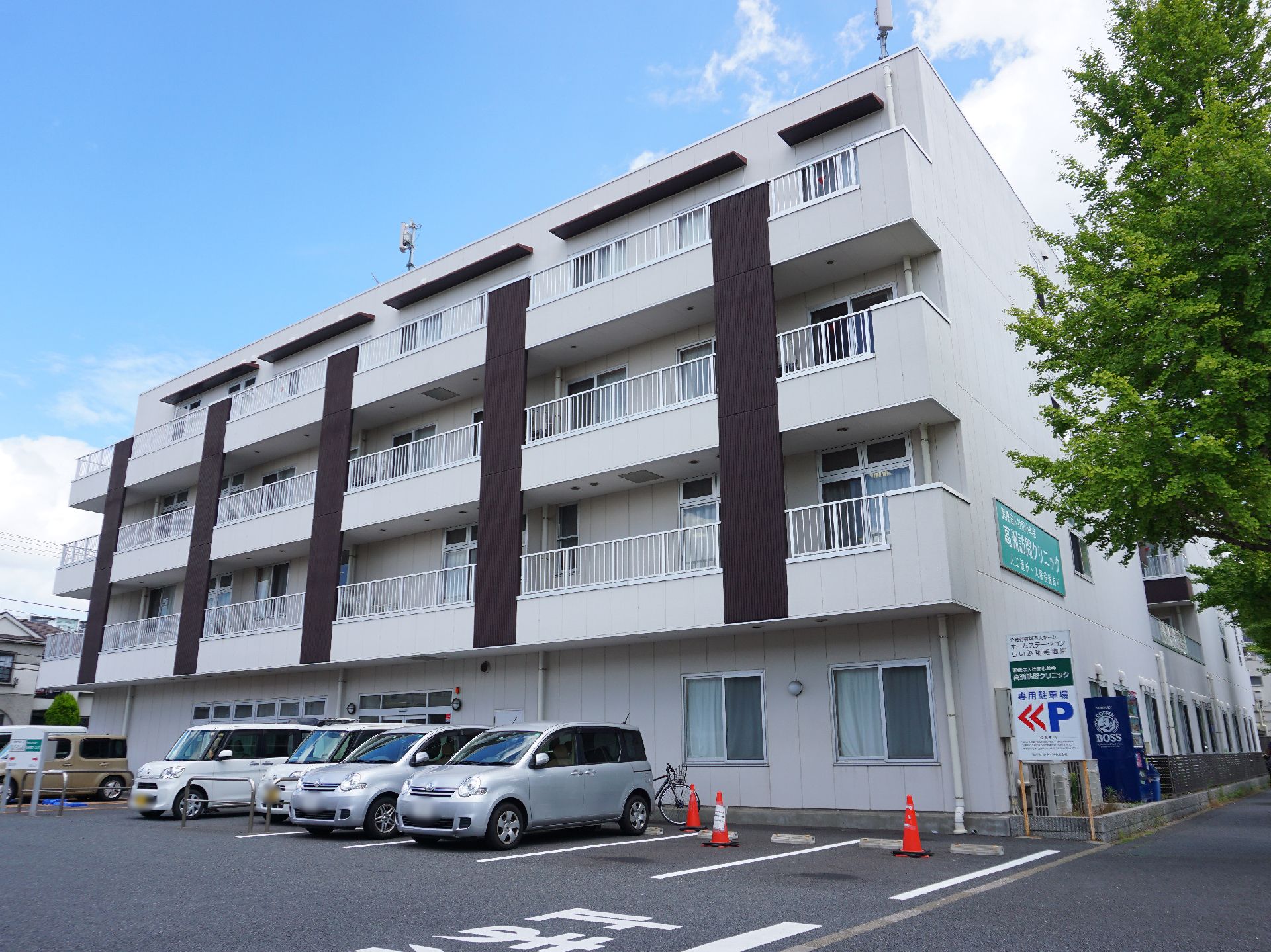 外壁に縦の模様があり、遠くからでも施設の場所がわかりやすい外観