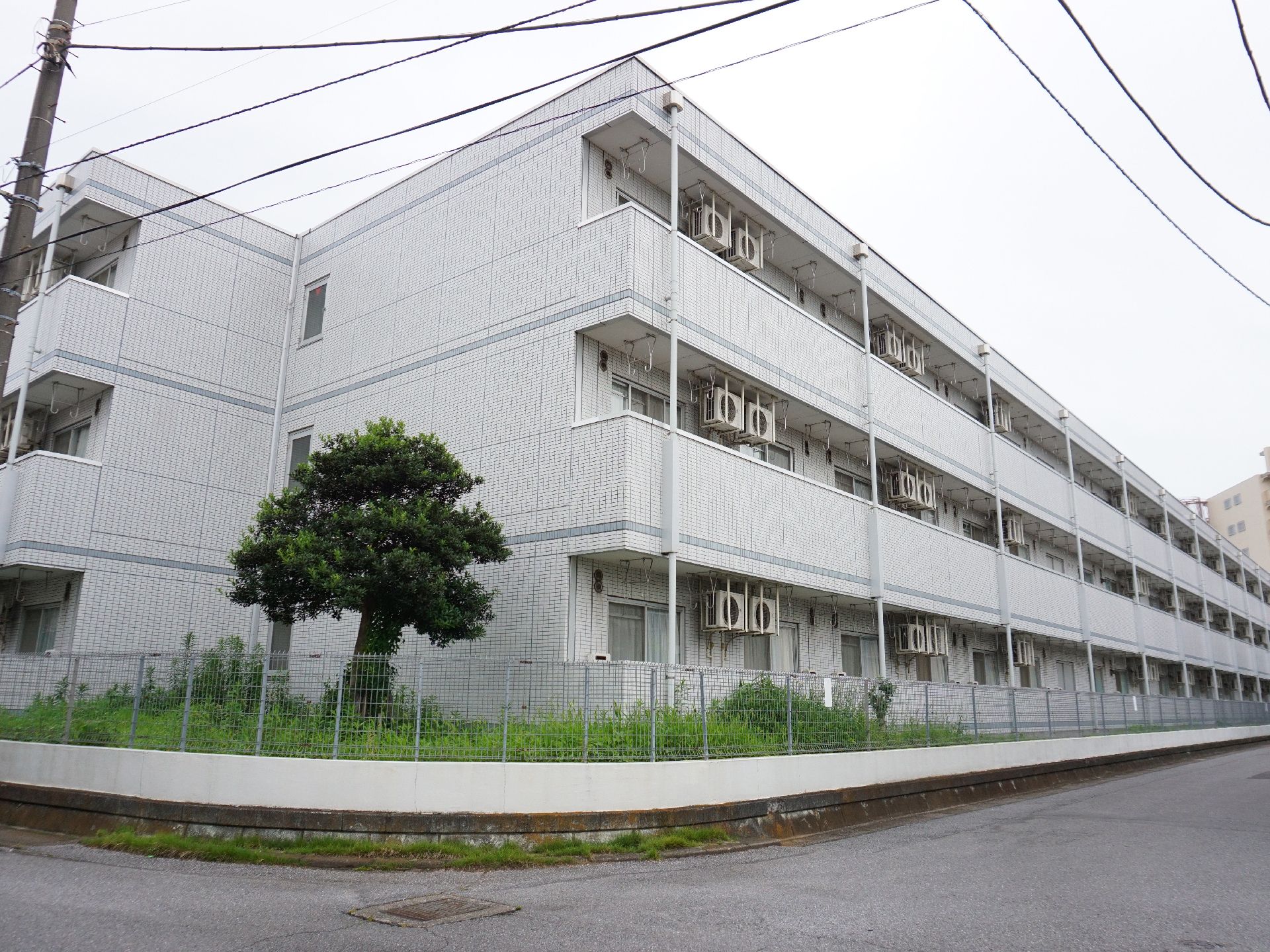 白い外壁で高級マンションのようにも見える施設の外観