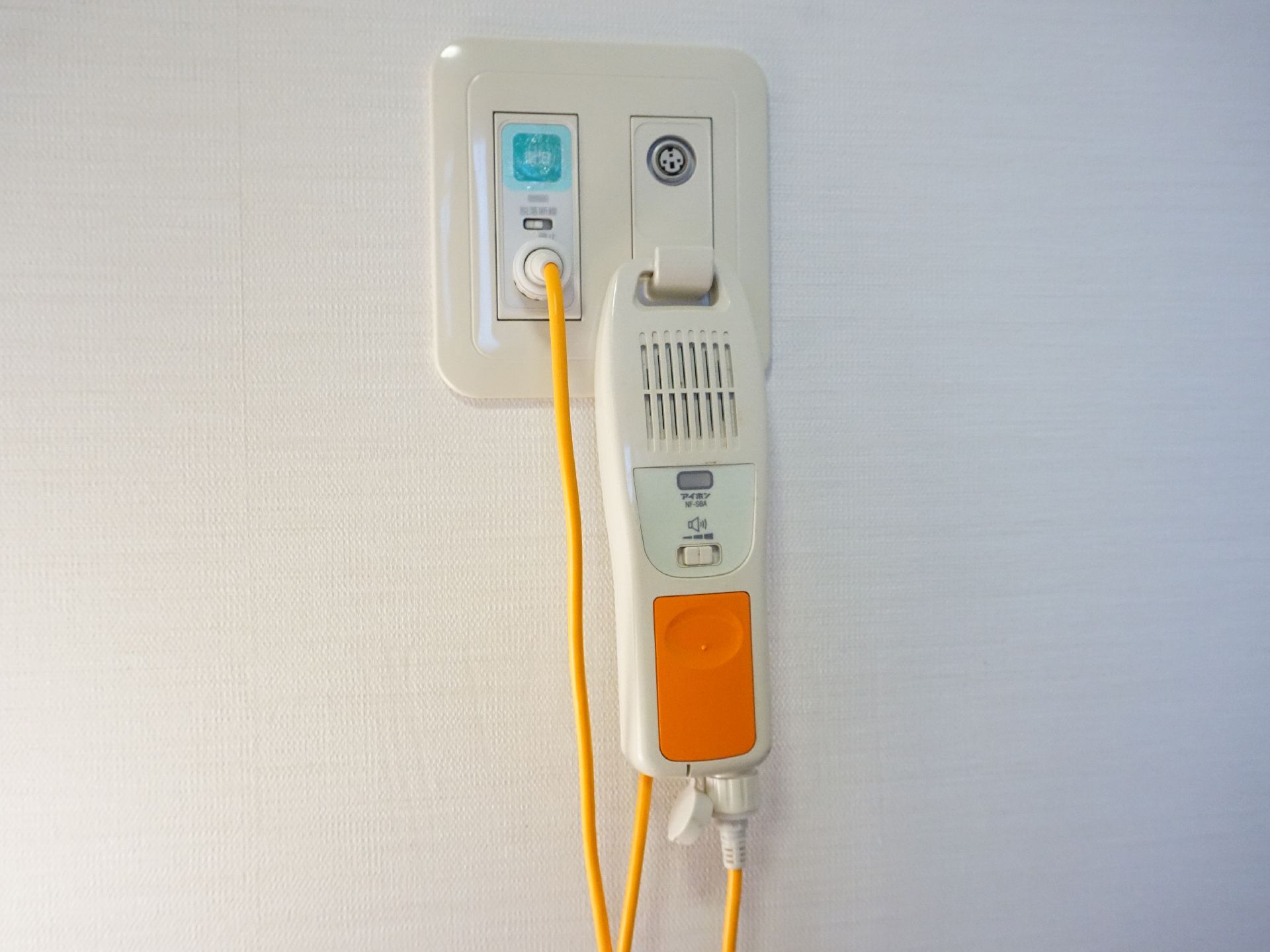 体調不良時などに押すとスタッフがすぐに駆け付けてくれる緊急呼び出しボタン