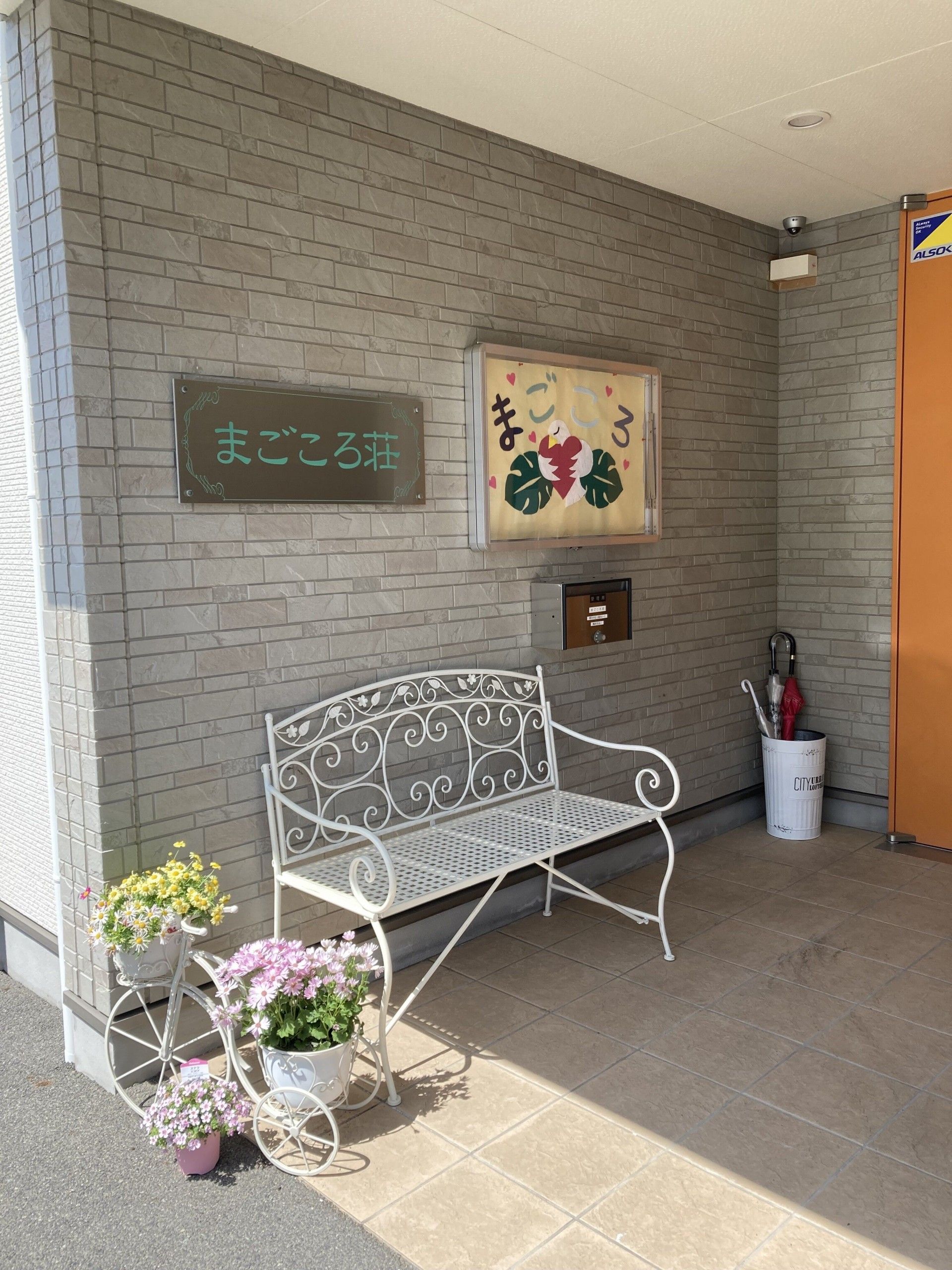 部屋の角にソファが3脚置いてあり、茶色のカバーがかけられている。隅にはテレビ台の上に、大きなテレビが置いてある。
