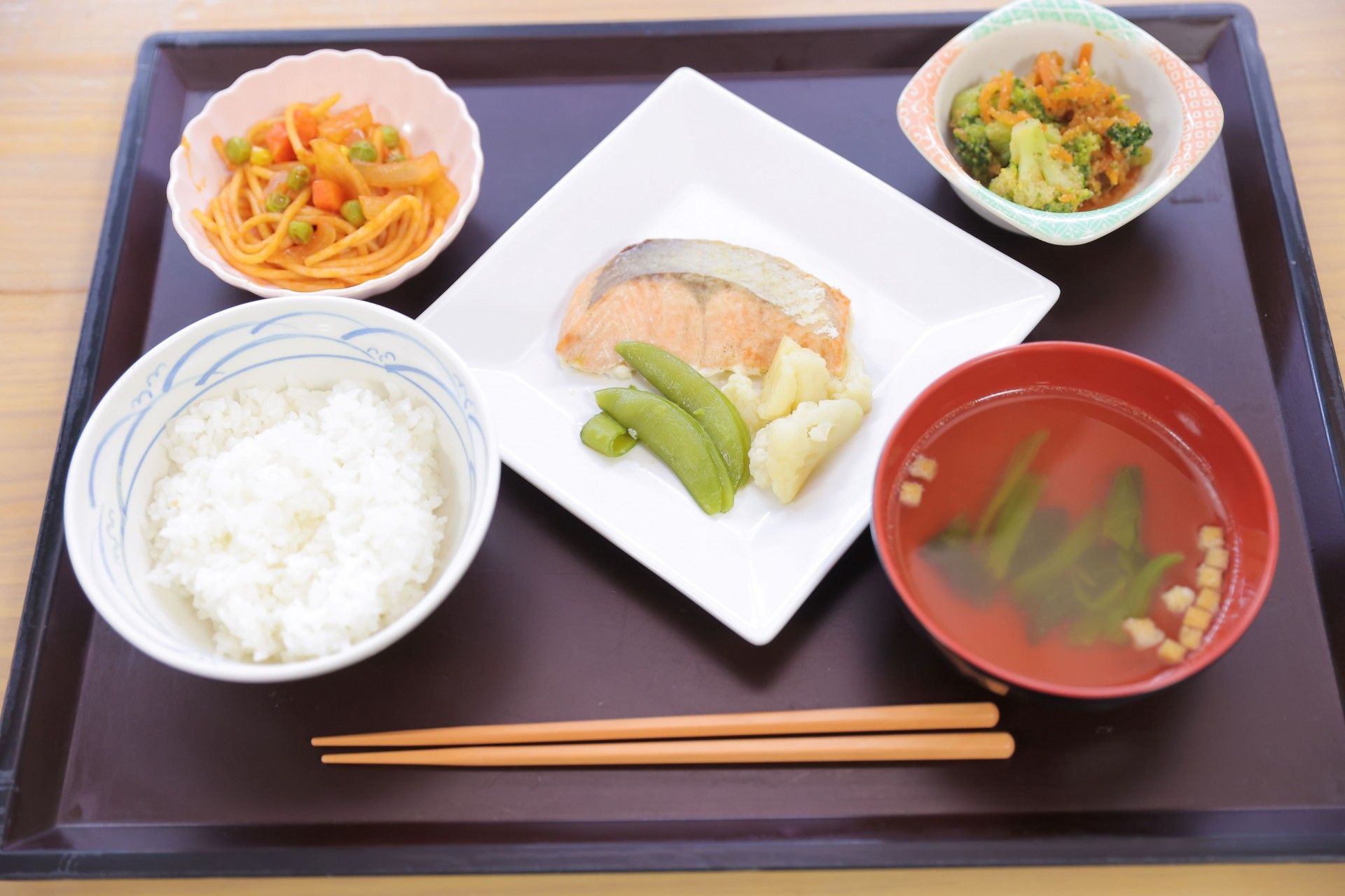 ケチャップライスや揚げ物などが並んだ、洋食タイプの食事