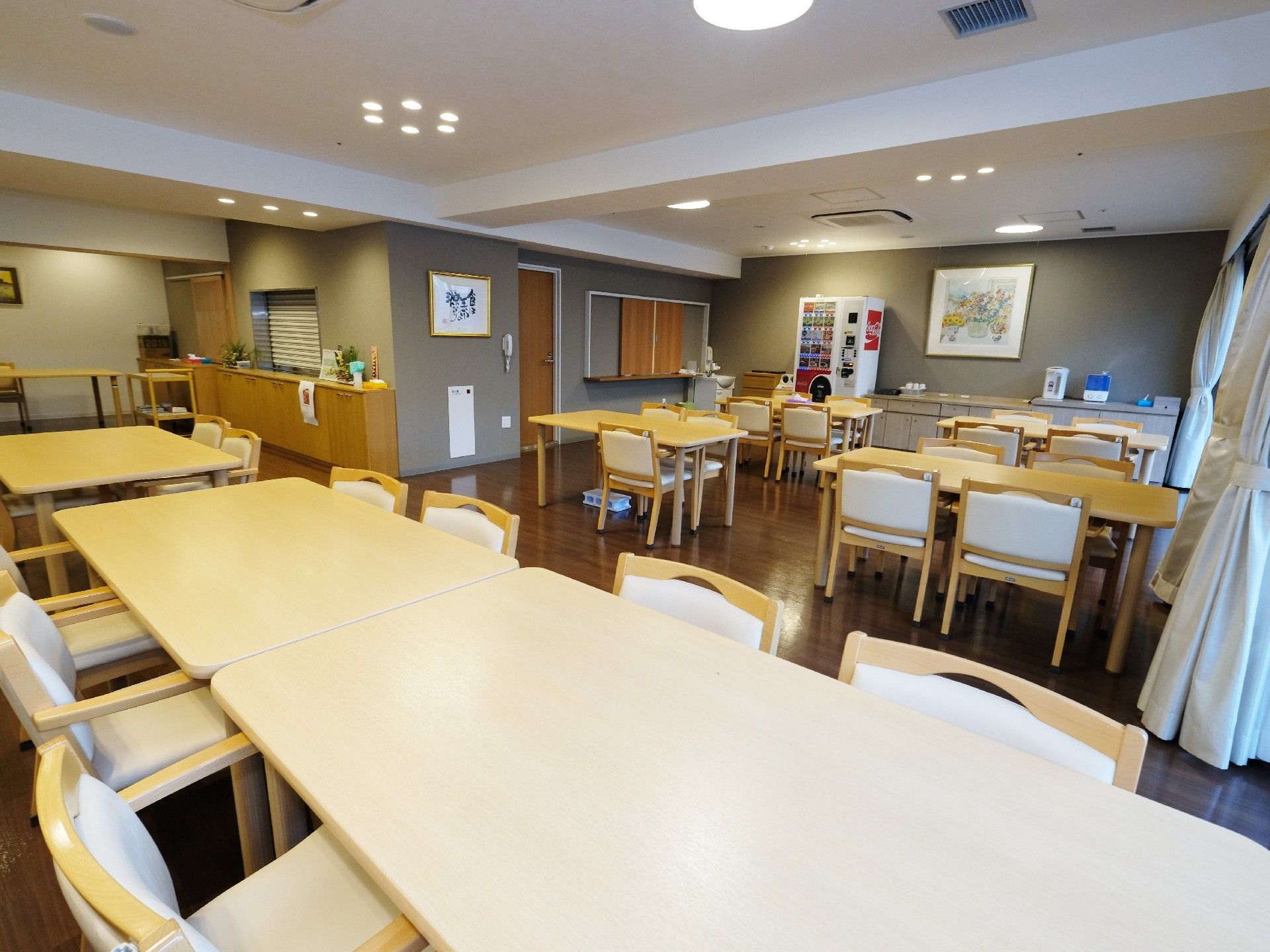利用者の負担軽減を考慮し、食堂はお住まいのフロアそれぞれに用意した。フロアにより、自販機やインテリアなどに特徴を持たせている。