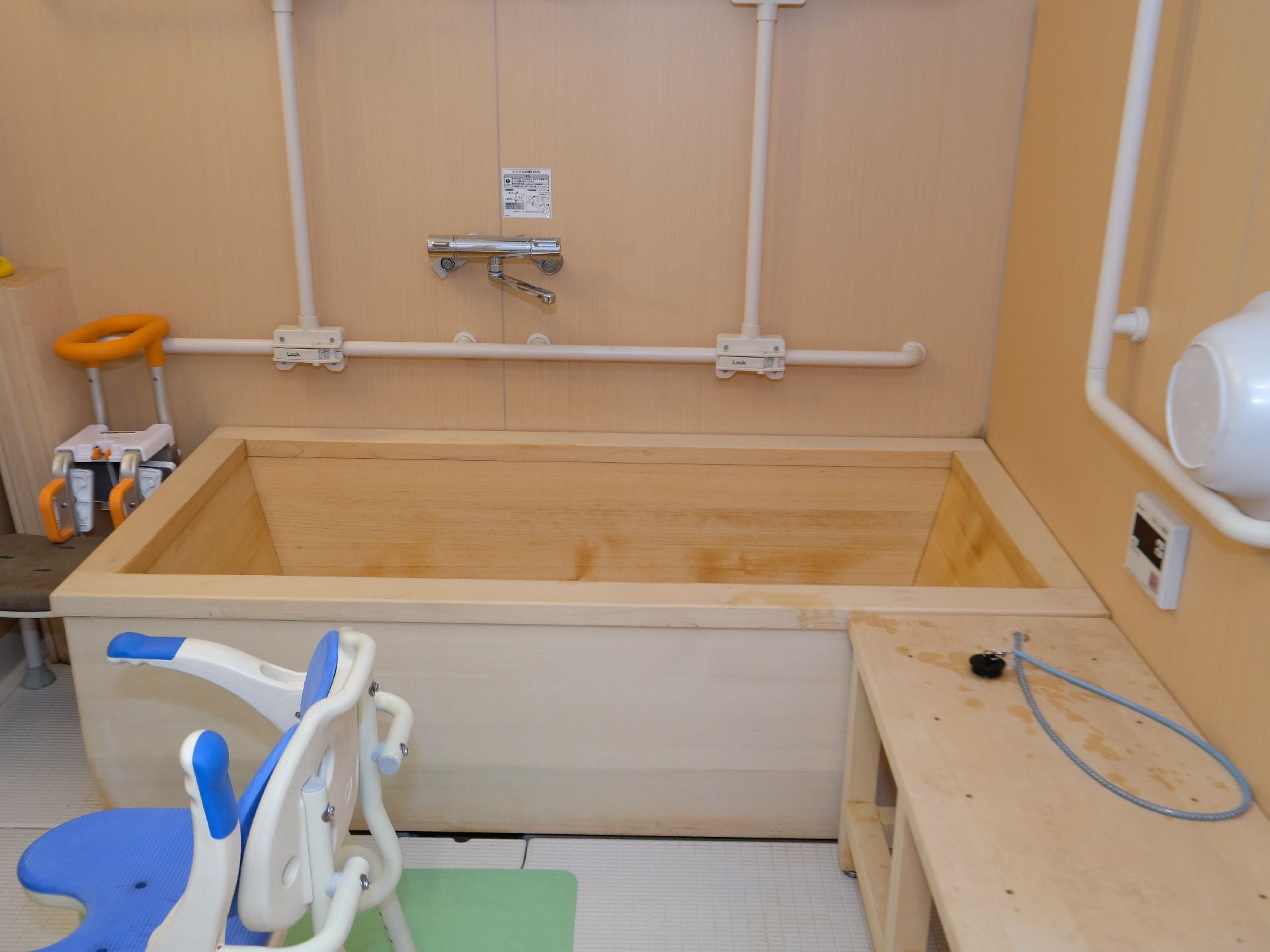 複数の種類が用意されている個浴室の内には、ヒノキ風呂もある。柔らかい香りと肌触りのよい湯の中で、くつろいだ時間を過ごしていただける。