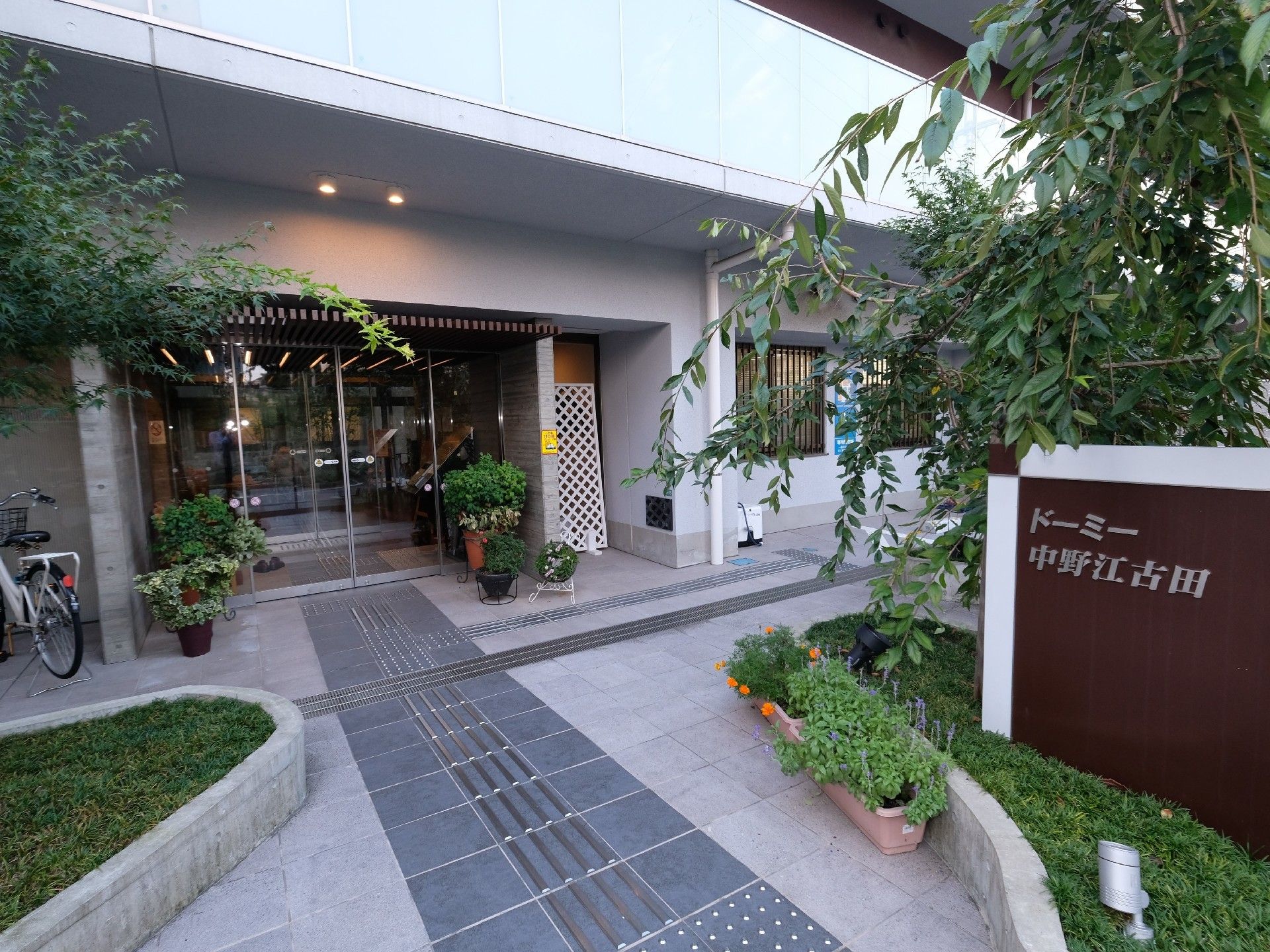 ドーミー中野江古田外観。しっかりとしたおしゃれな外観、館内設計の施されたオールバリアフリー建物です。