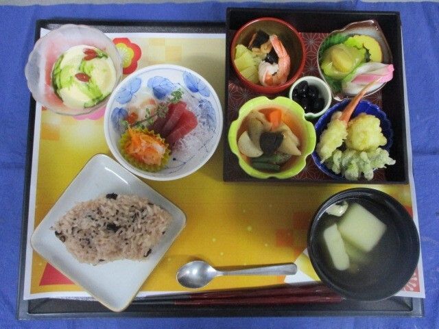 赤飯と刺身と茶碗蒸し、天ぷらと野菜の煮物や汁物のセット