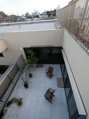 屋上から4階の中庭を臨む