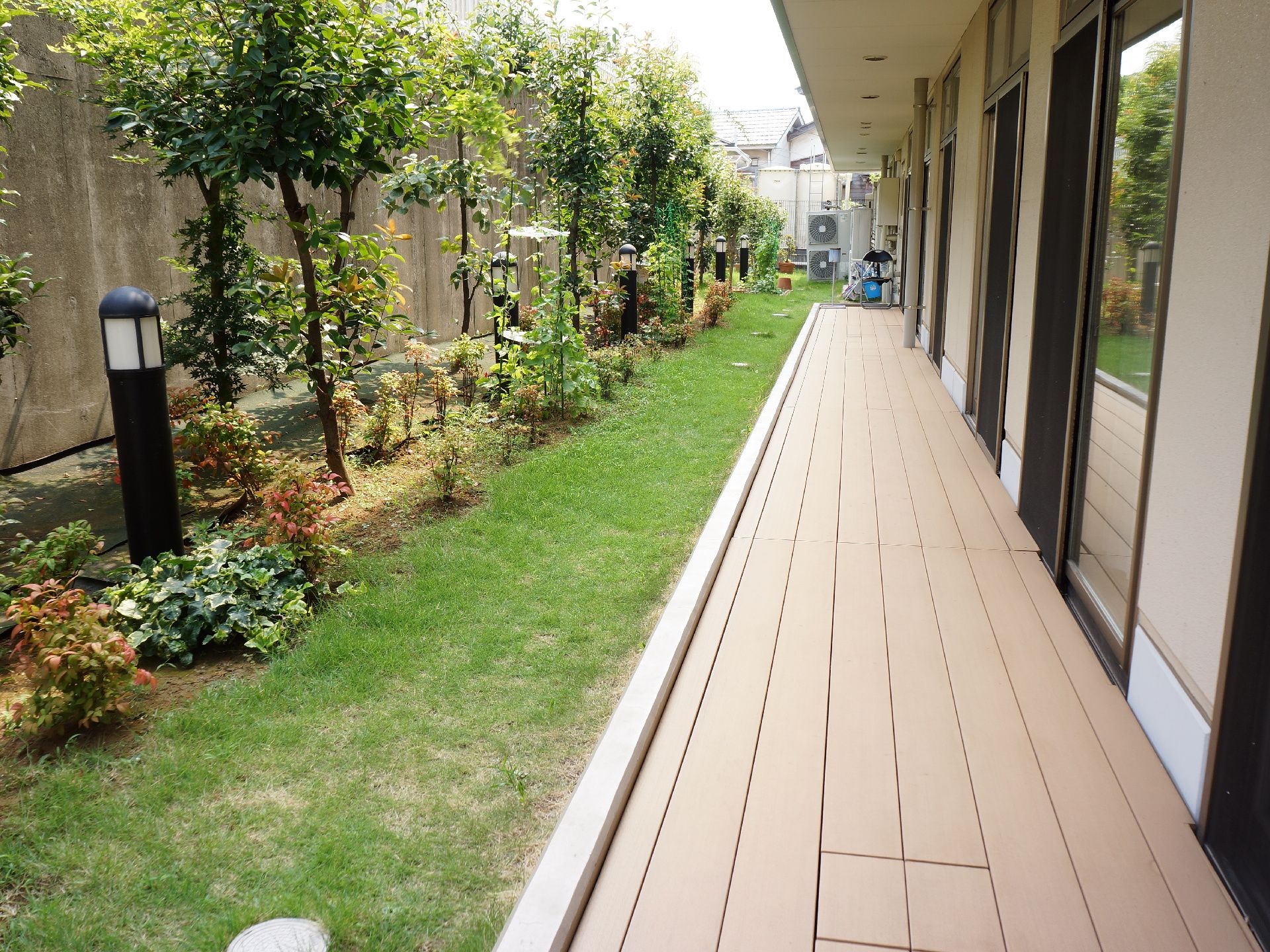 1階部分の居室が並んでいるの外側は、デッキになっている。窓を開けると、それぞれの部屋から直接出られる構造。
