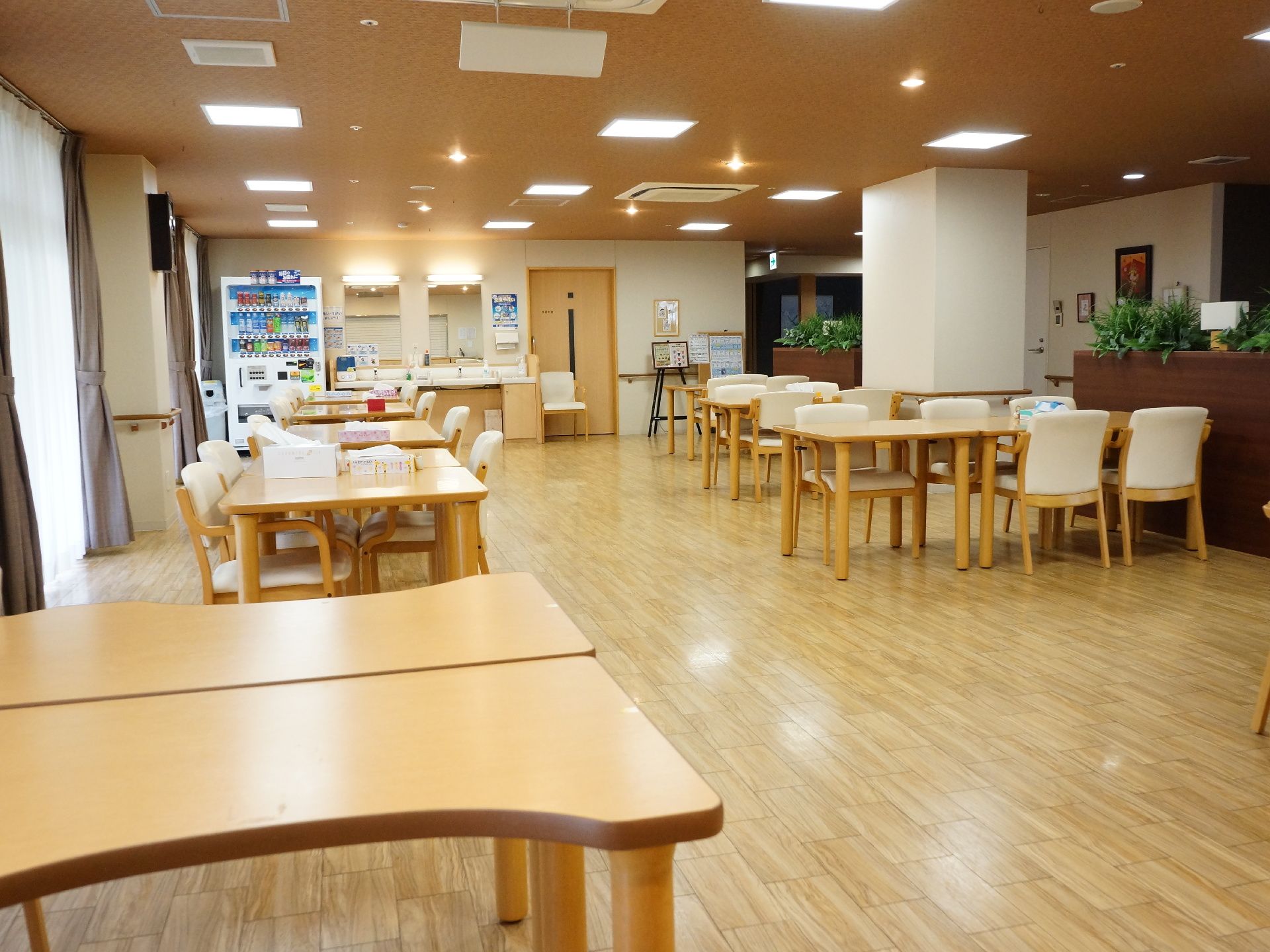 食堂の一角には自動販売機が置かれている。施設利用者はここで好きなジュースなどの飲料を買うことができる。