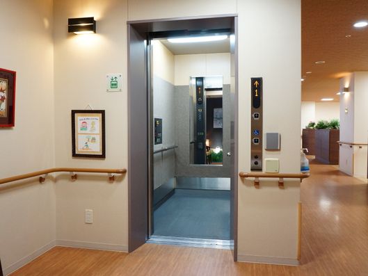 エレベーター内部