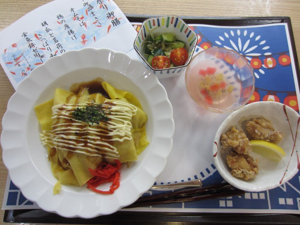 オムそばと唐揚げと金魚鉢ゼリーのセット