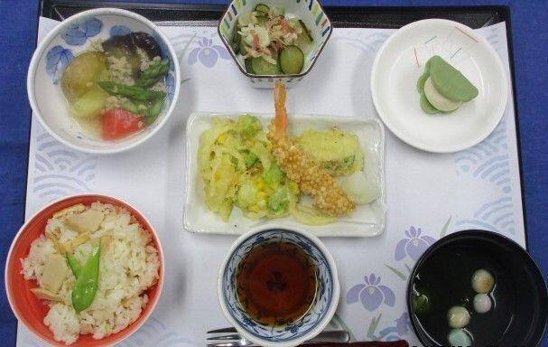 炊き込みご飯と吸い物、天ぷらの盛り合わせと野菜の煮物