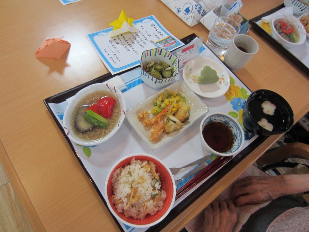 お品書きの付いた高齢者施設の食事の一例