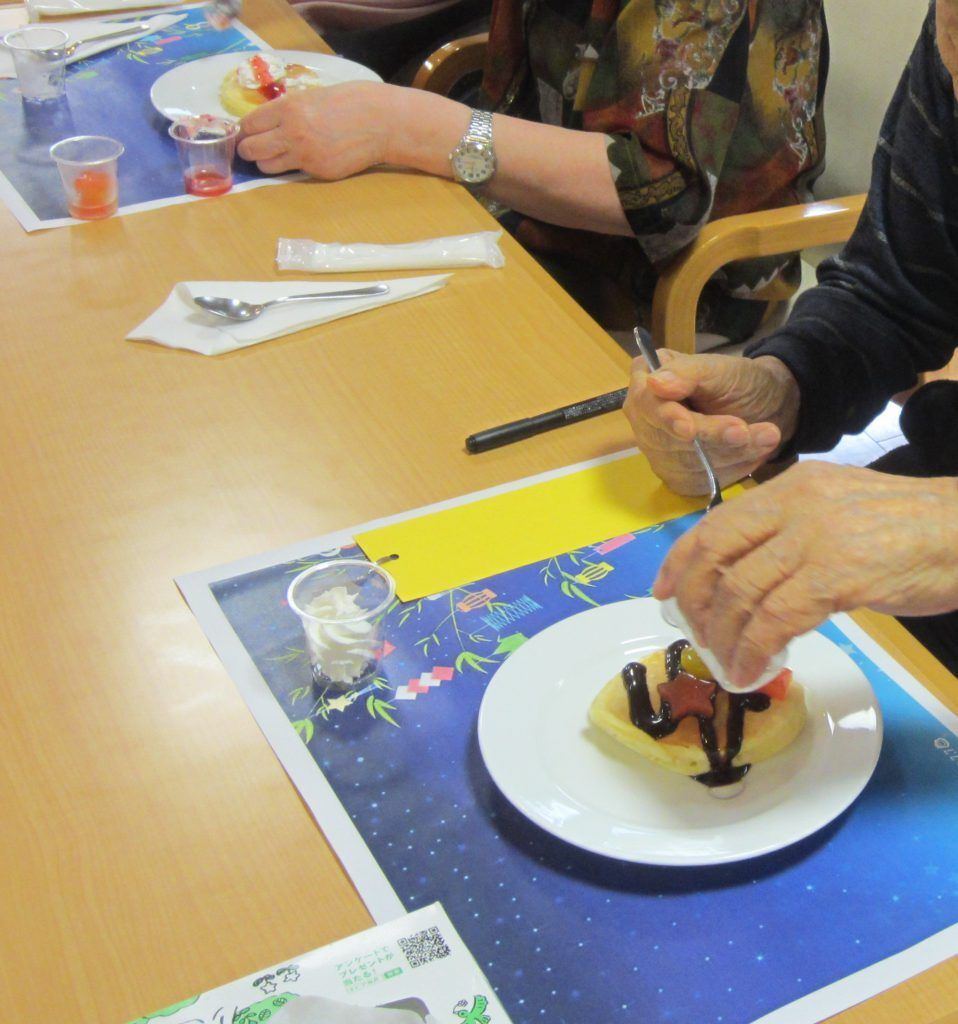 パンケーキにチョコレートソースをかける様子