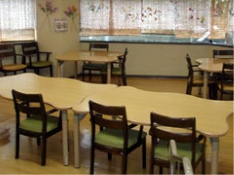 「ドーミー北綾瀬」食堂。活気に満ちた空間となっています。