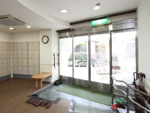 「ドーミー北綾瀬」玄関。皆様を満面の笑顔でお出迎えします。
