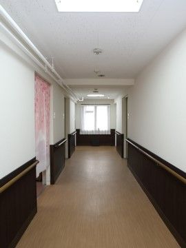「ドーミー北綾瀬」廊下。手すりを付けてあるので、転倒予防もバッチリです。