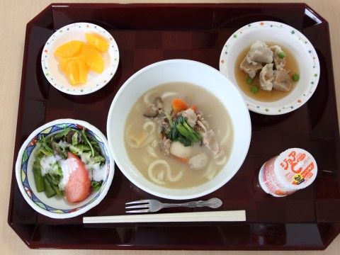 「ドーミー北綾瀬」お食事。栄養バランスを意識したお食事です。
