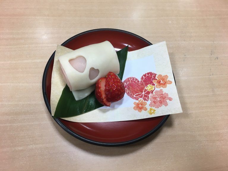 半分にカットした苺を添えた和菓子