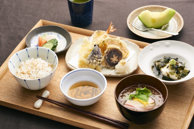 メロンのデザートが付いた天ぷらの盛り合わせのセット