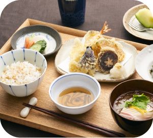 メロンのデザートが付いた天ぷらの盛り合わせのセット