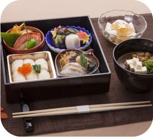 野菜の煮物や、いくらをのせたご飯や、汁物のセット