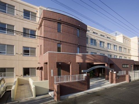 入口の周りに複数のゆるやかなスロープが用意されている玄関