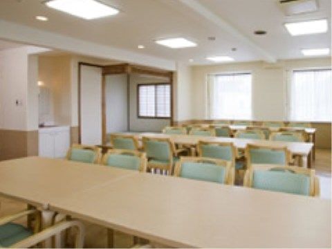 共有スペースでは、食事をとったり入居者様同士でコミュニケーションをとることができる。共有スペースでもリラックスしていただける。