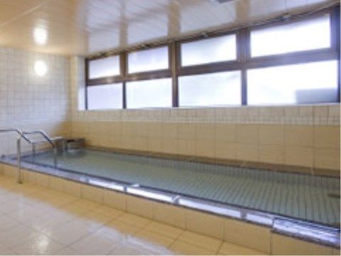 大浴場は、窓から光が差し込んでいる。銭湯のような広さがあるので、ゆったりとリラックスして過ごすことができる。