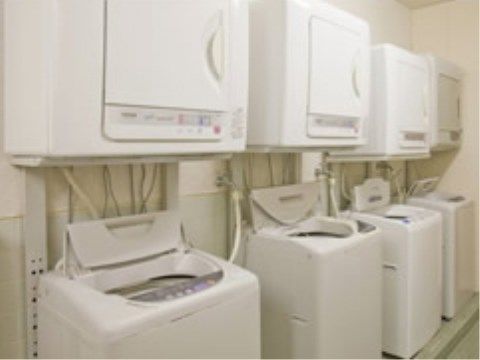 当施設にはランドリールームを設けている。乾燥機と洗濯機を４台づつ用意しているので、スムーズに洗濯を行うことが可能である。