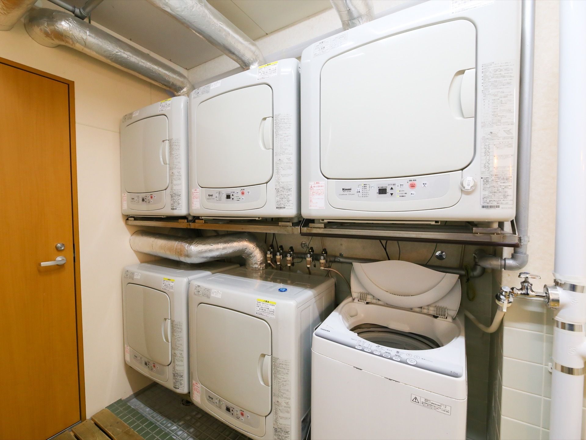 施設の１階にはランドリールームがあり、洗濯機と乾燥機が設置されている。乾燥機は、梅雨や冬の季節に便利である。