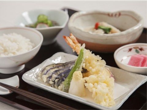 えびやナス、とうがらしなどの天ぷらがメインとなっている食事
