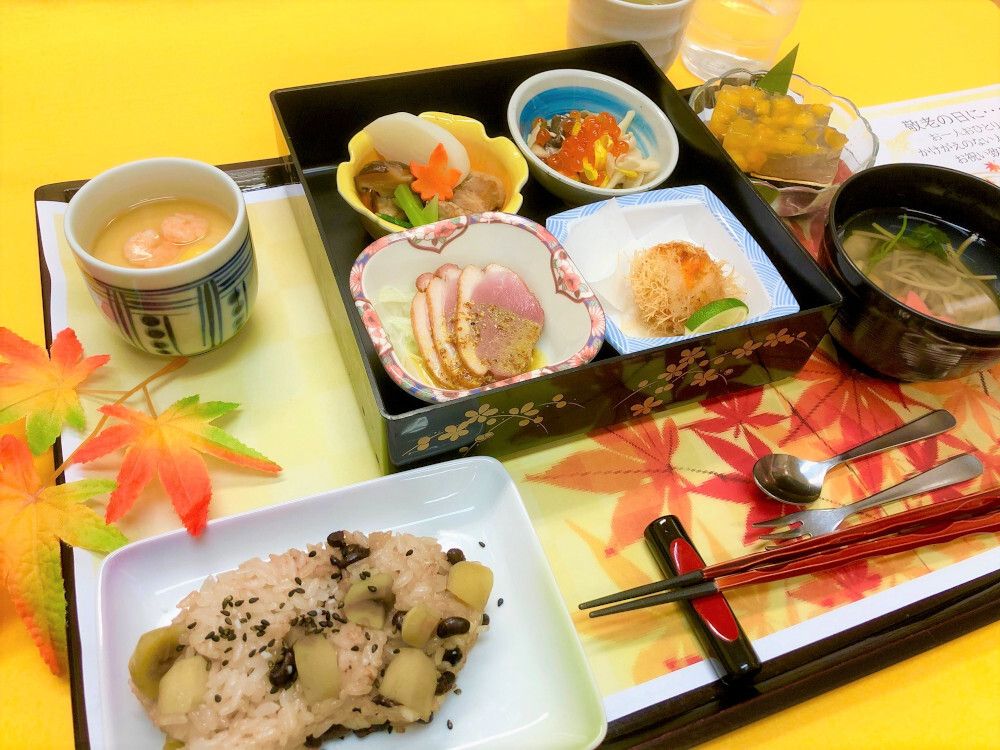 栗入り赤飯と茶碗蒸し、鴨のローストや煮物、フルーツゼリーのセット
