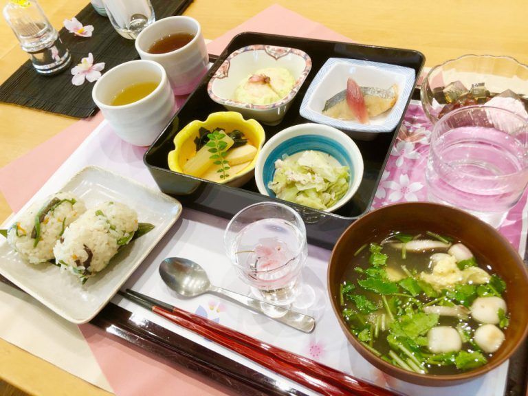 山菜の俵型おにぎりと吸い物、煮魚やゼリーのデザートのセット
