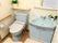 温水洗浄機能付きのトイレである。便座の隣には洗面台が併設されている。壁には手すりがあり、安全に利用できる。