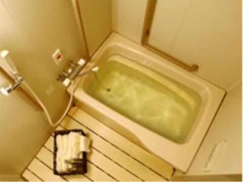 床にすのこが敷かれ、タオルがかごに入っている状態で置かれている浴室