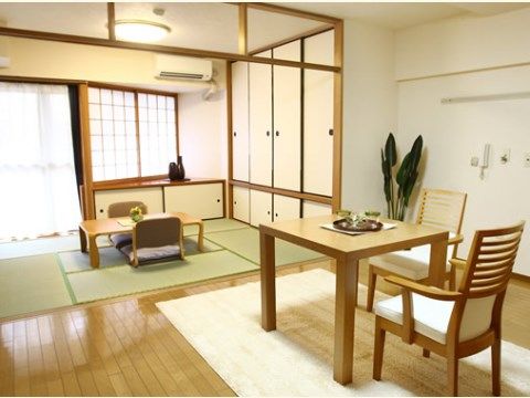 居室の奥には大きい窓があり、たくさんの日差しが差し込むので、とても明るい室内である。洋室と和室が設けられている。