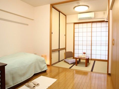 居室には和室と洋室が設けられているので、ゆったりとくつろぐことができる。介護用ベッドが完備されている。