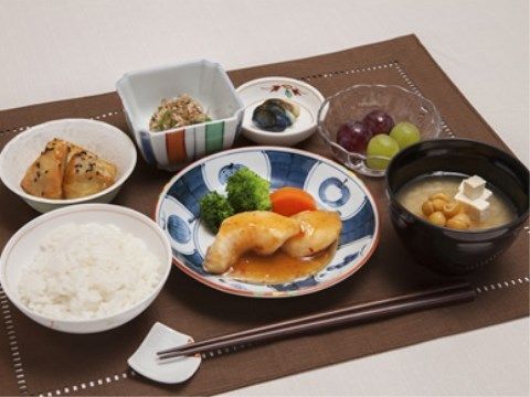 和食のメニュー例である。しっかりとした量があり、栄養バランスも考えられている。見た目も彩りがよく盛り付けされている。