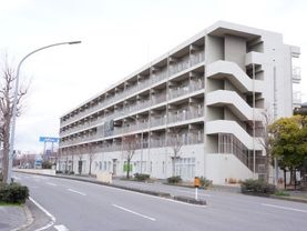 「ココファンあすみが丘」地上五階建てのしっかりとした施設です。