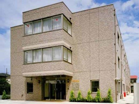 ３階建ての建物で、玄関ポーチに屋根がせり出している外観