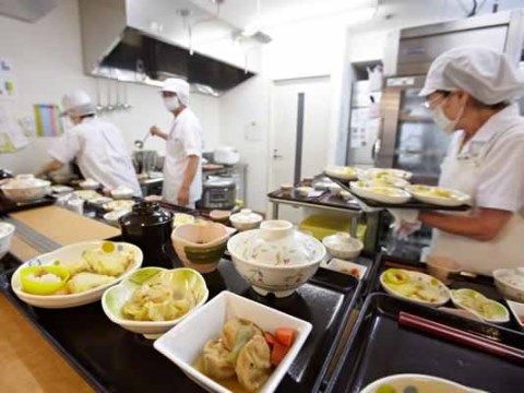 キッチンで入居者様の食事を作っている３名のスタッフ