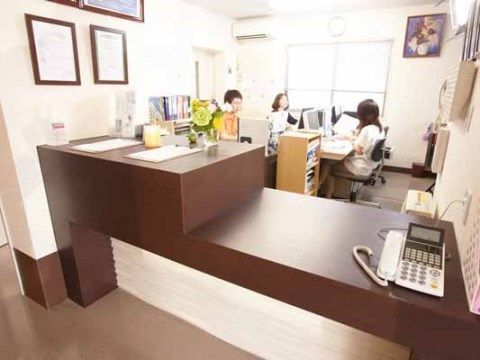 事務スペースには、４台の事務机が設置されている。書類ファイルが入れられたカラーボックスが置かれている。