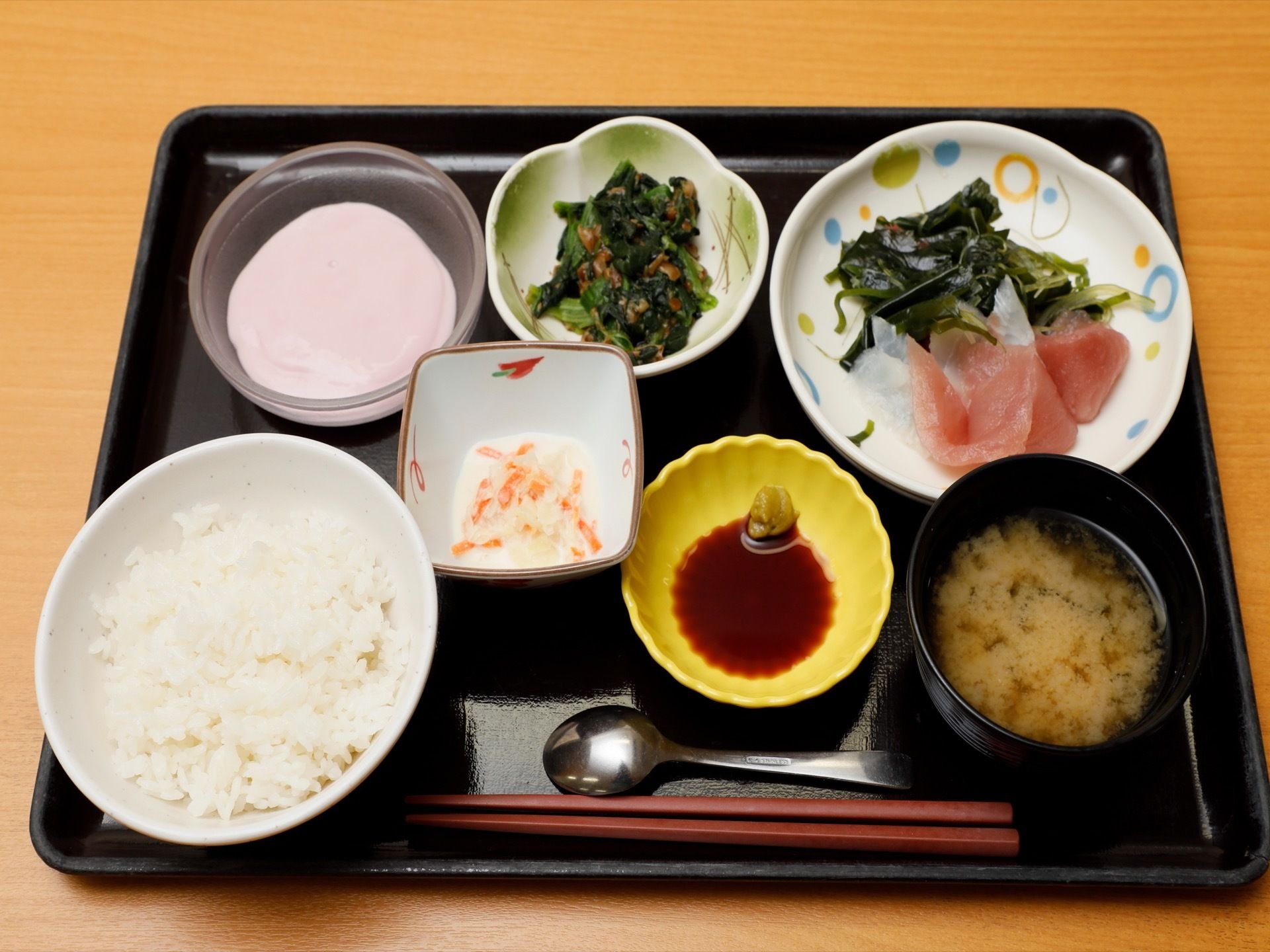 ごはん・汁物・主菜・副菜2品そして、デザートが準備されている。お刺身のための醤油皿にはわさびがのっている。