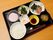 専門のスタッフが調理した、ごはん・汁物のほか、見た目にも綺麗な栄養バランスが考えられた食事が、一人分ずつお盆にのっている。