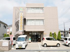 ３階建てのビルは綺麗で新しい外観で、「入居者募集中」ののぼりがあがっている。希望者は随時見学可能である。