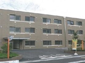 「ココファンはさま」の外観。玄関口には屋根を設けている。