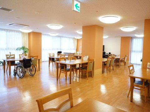 「ココファンはさま」のリビング。車いすをご利用の方にも配慮した広々としたスペースを確保している。