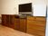 各お部屋には壁際に棚が並べられ、様々なものを収納しておくことができる。棚の上にはテレビと小さな冷蔵庫が置かれている。