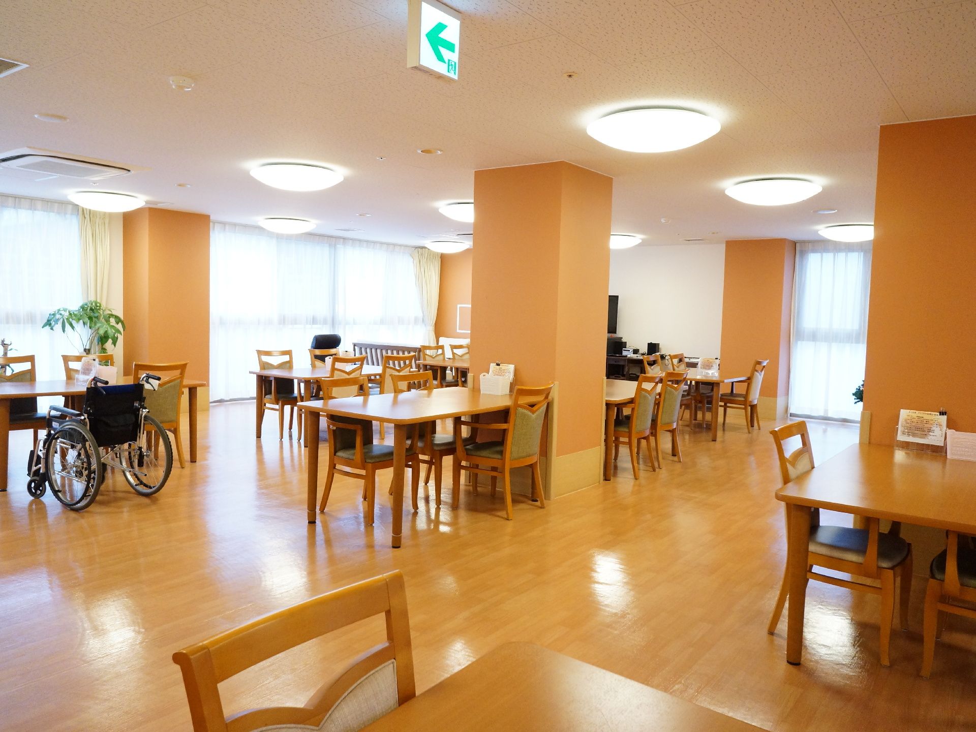 入居者の方々が食事をしたりテレビや会話を楽しんだりして過ごす広い部屋は、車椅子でも問題なく過ごすことができるスペースがとられている。